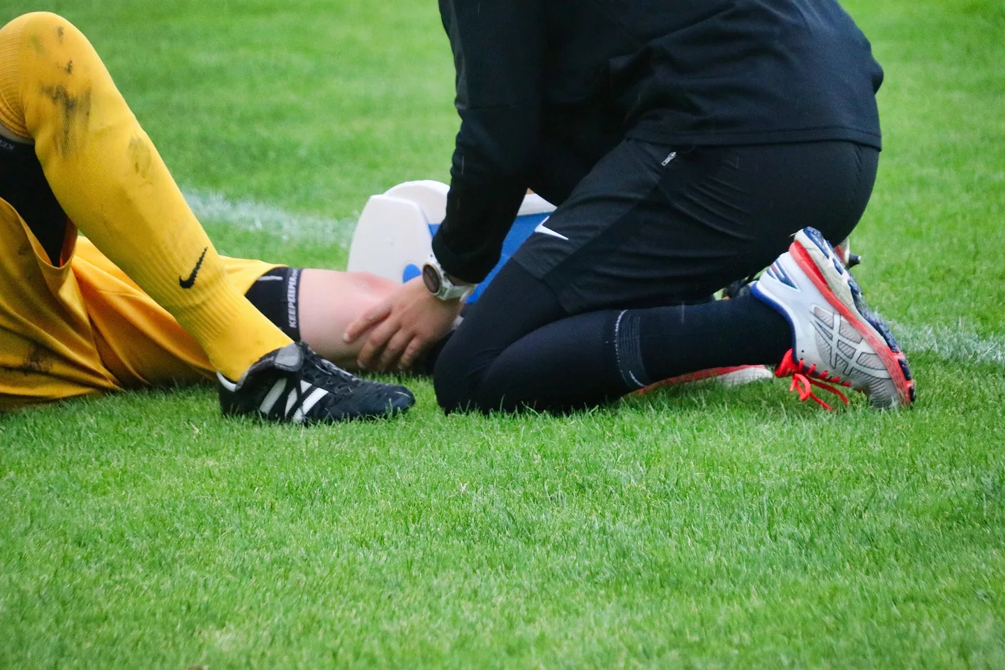 Staff médical soignant un joueur blessé sur le terrain